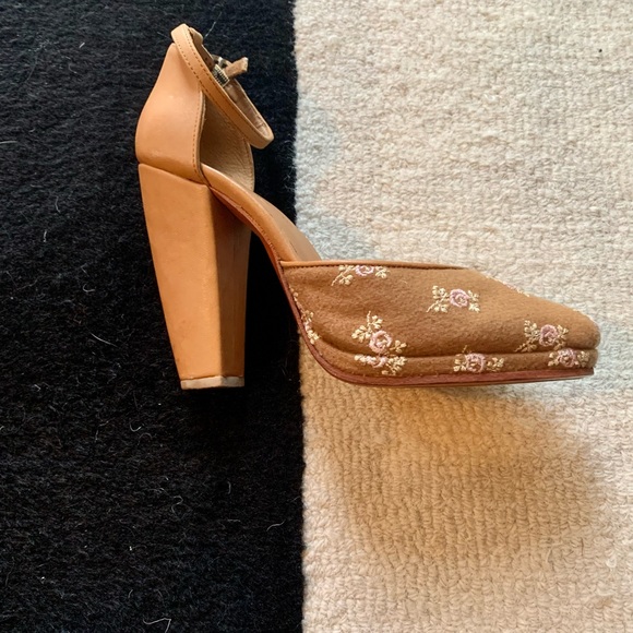 Rachel Comey Heels. Camel with Flowers. Size 7.5. - Picture 4 of 9